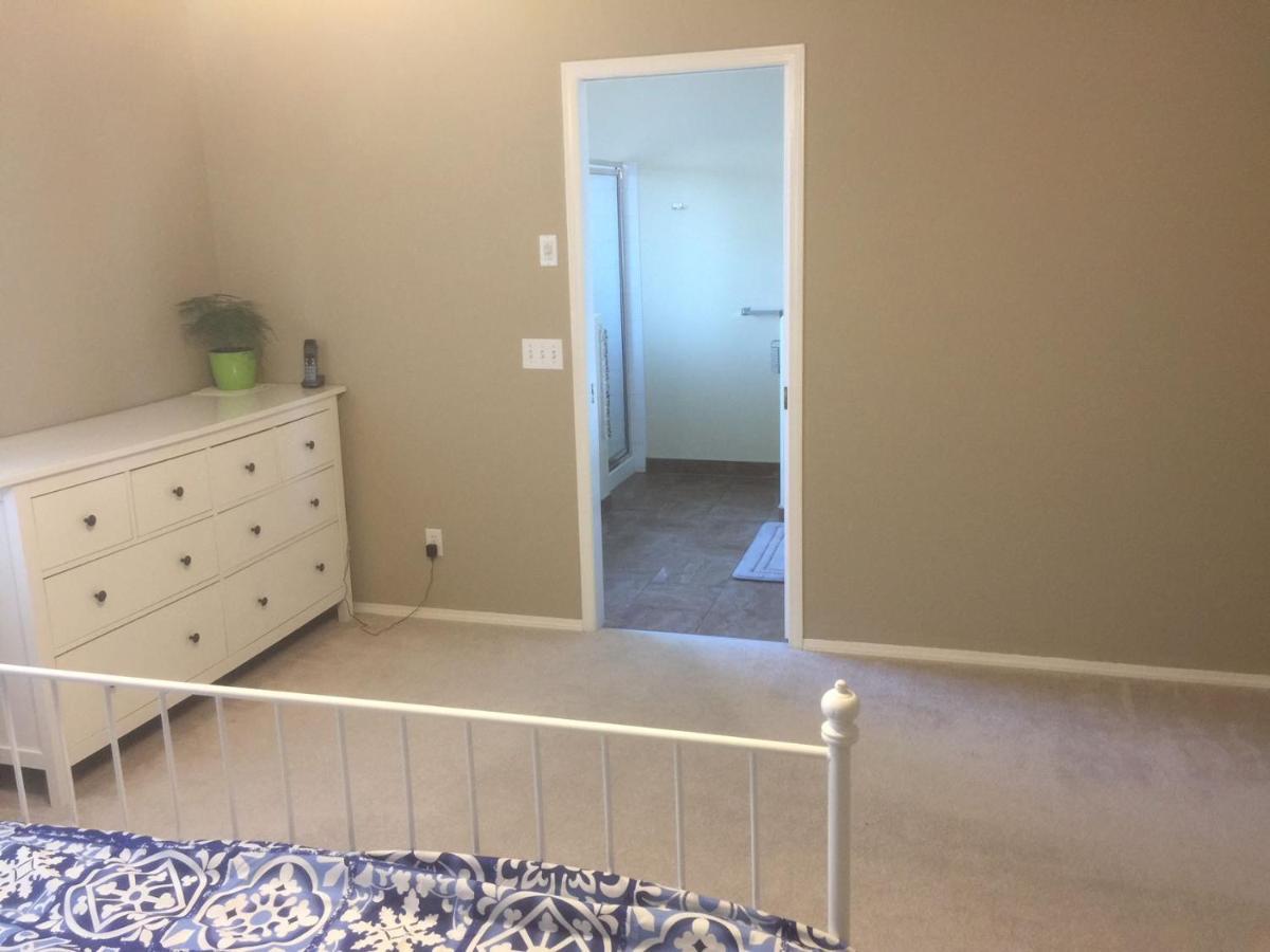 Brother Li Homestay Calgary Bagian luar foto