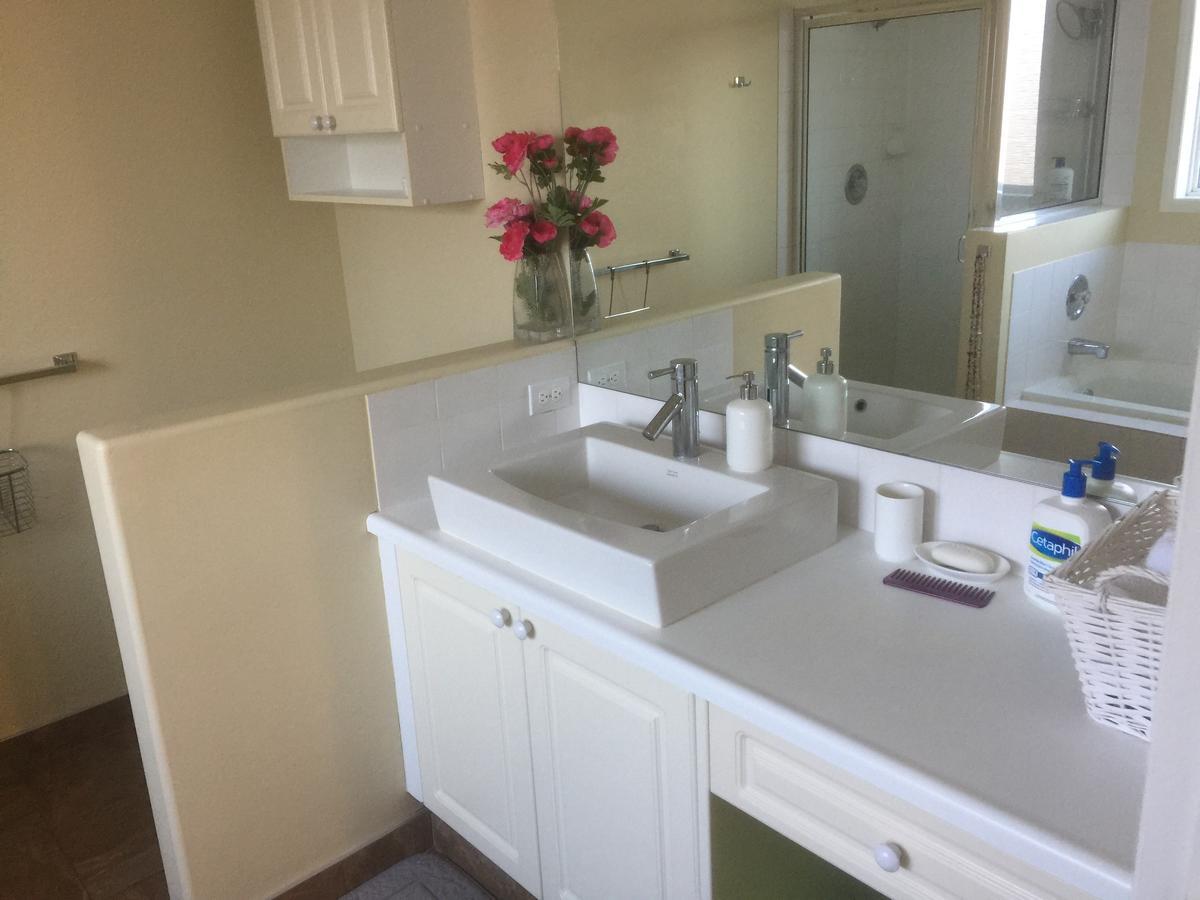 Brother Li Homestay Calgary Bagian luar foto