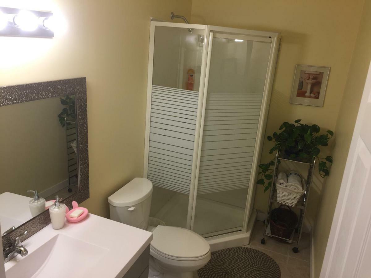 Brother Li Homestay Calgary Bagian luar foto